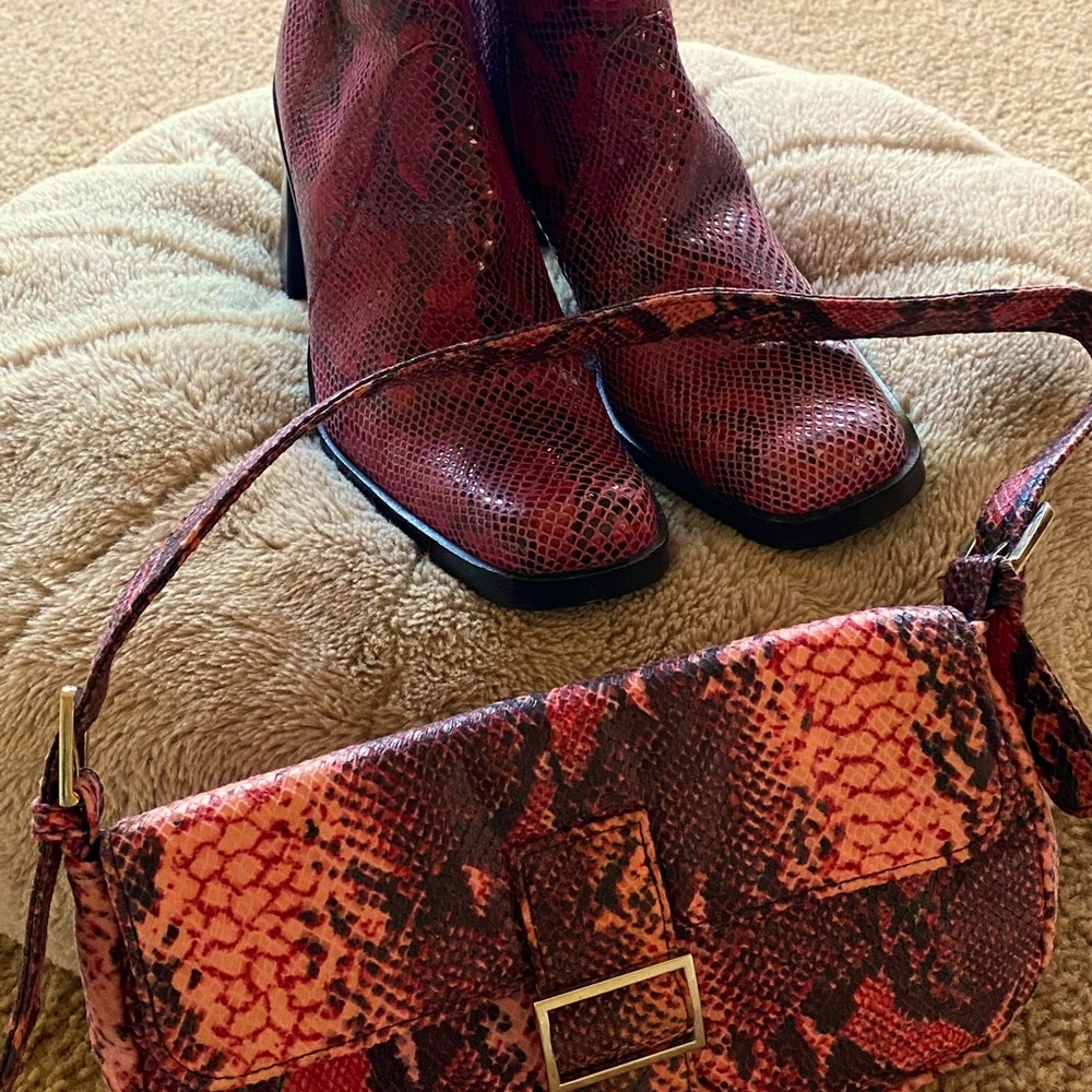 Snake print, Dark pink and black boots, leather, with small purse 💓